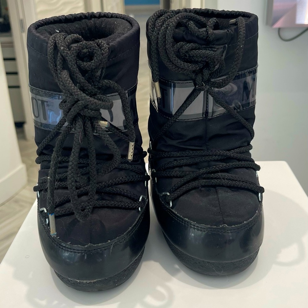 Toddler size 7c Moon Boots